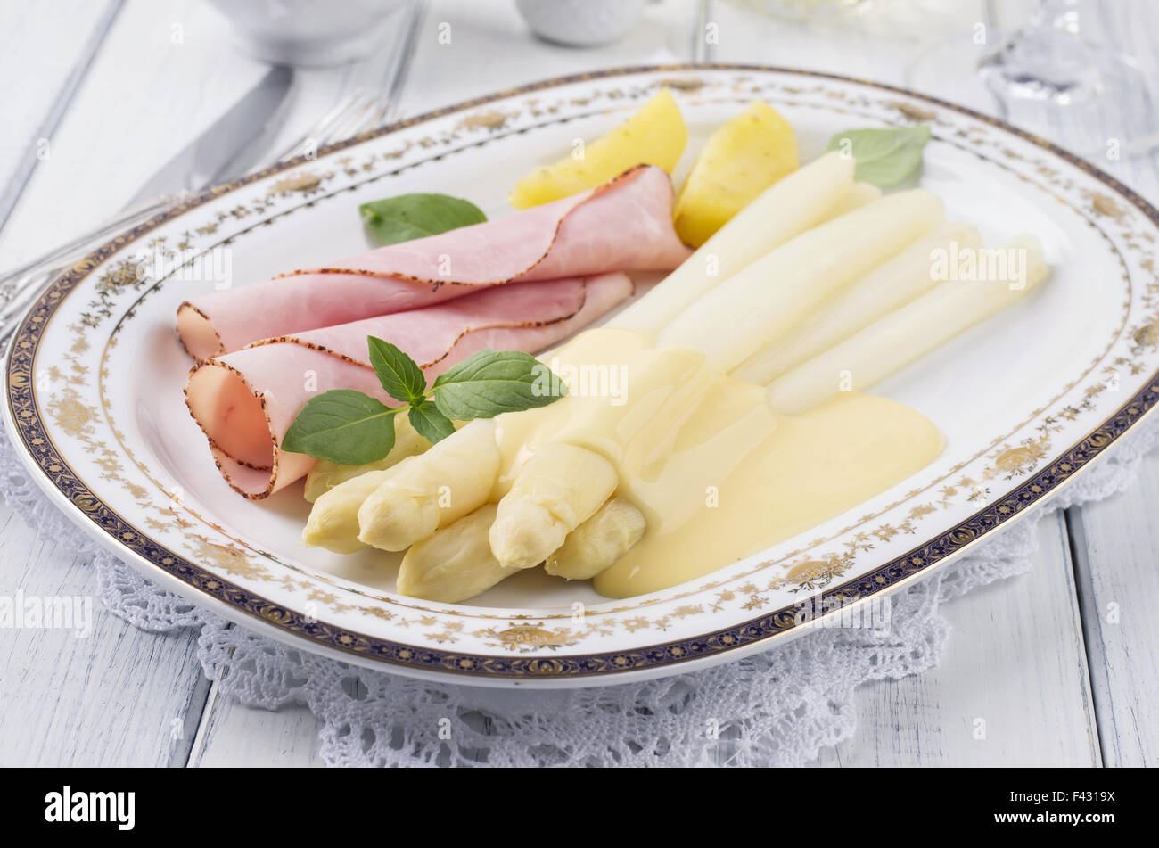 Asparagi bianchi con prosciutto Foto Stock