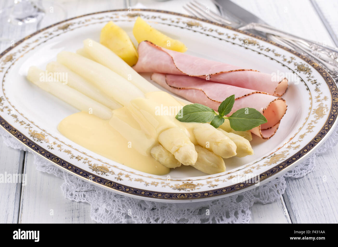Asparagi bianchi con prosciutto Foto Stock
