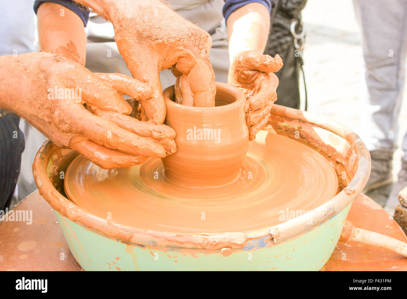 Mani lavorando sulla ruota di ceramiche. Foto Stock