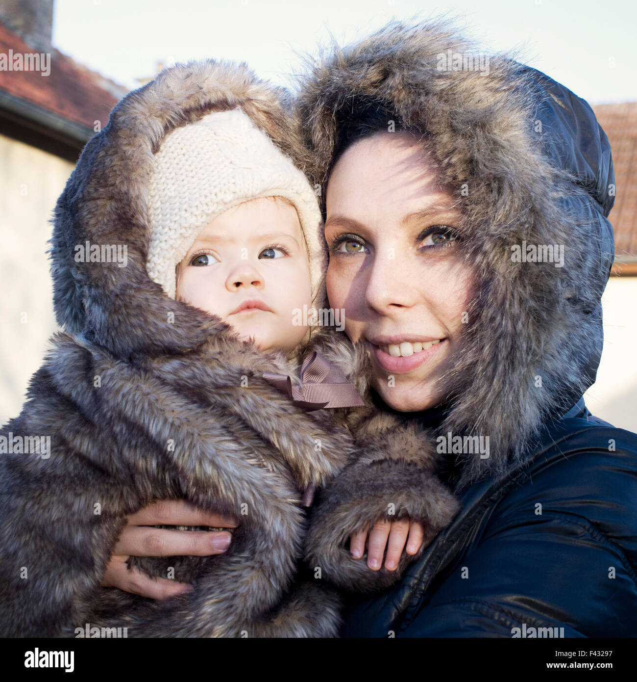 La madre e il bambino vestito di cappotti invernali, ritratto Foto Stock