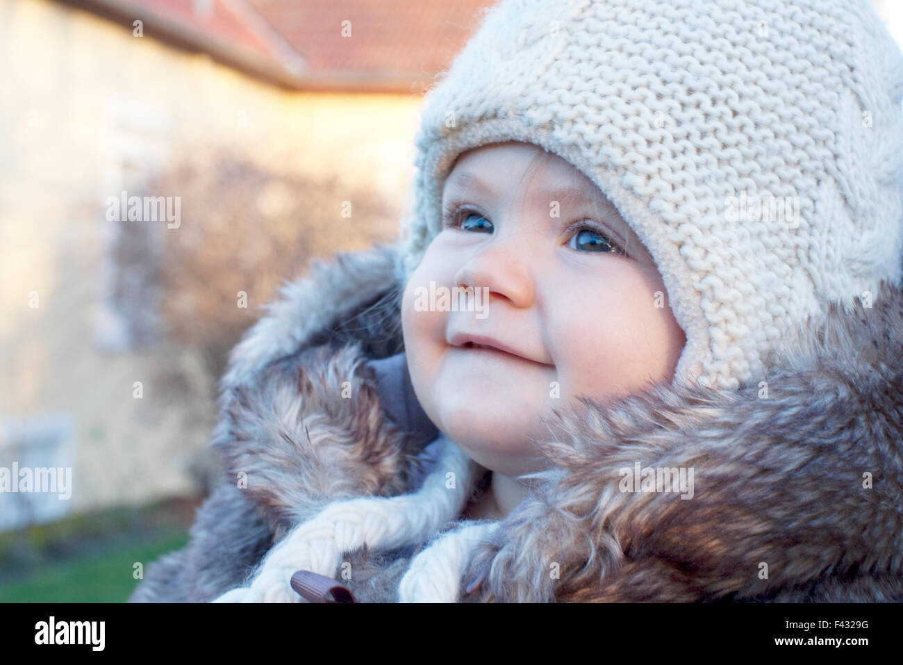 Baby indossando knit hat all'aperto, ritratto Foto Stock