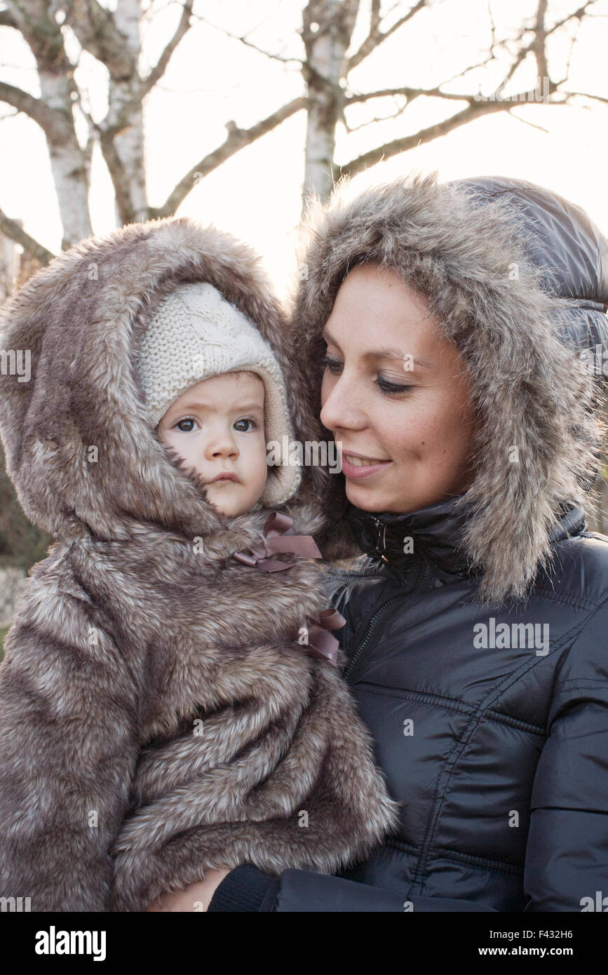 La madre e il bambino ragazza vestita di cappotti invernali, ritratto Foto Stock