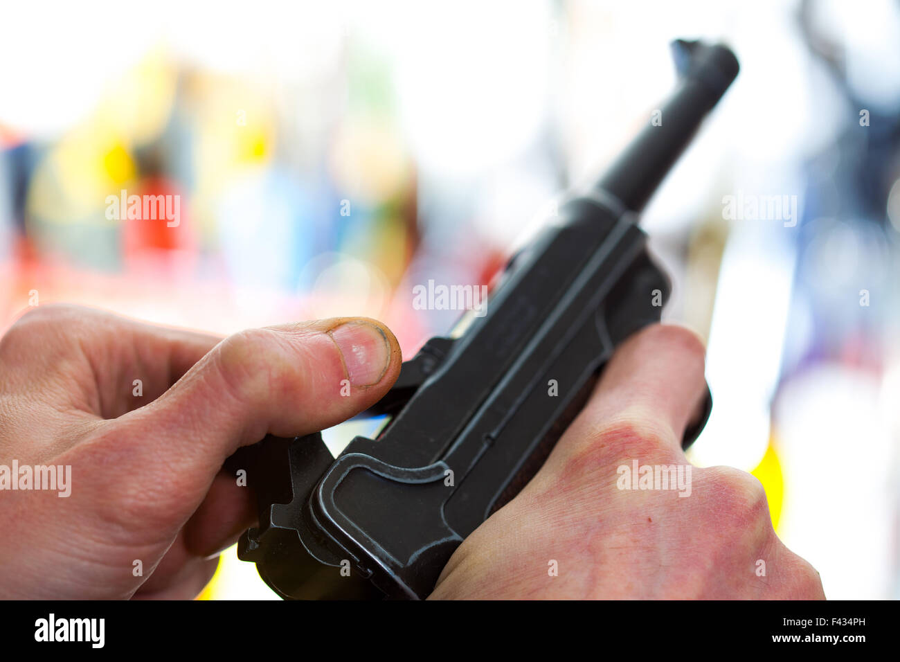 Luger pistola automatica in una mano umana Foto Stock