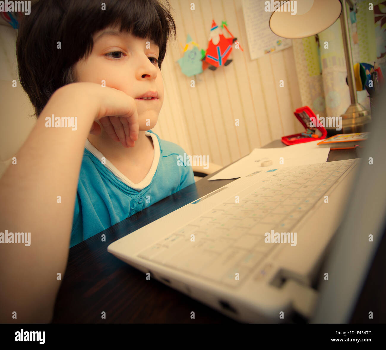 Apprendimento a distanza un bambino con il computer Foto Stock
