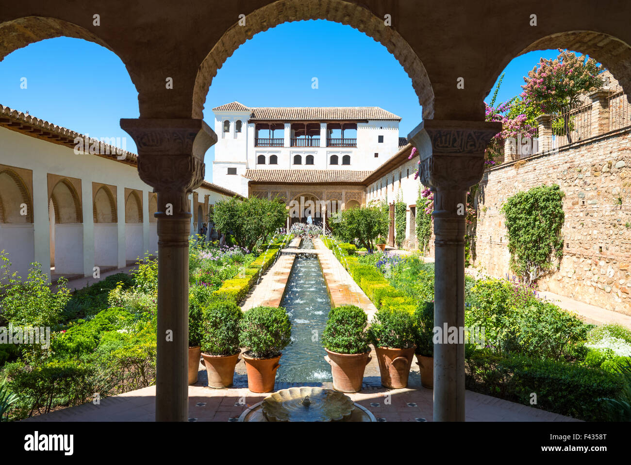 Spagna, Granada, l'Alhambra, il Patio de la Azequia del Generalifa palace Foto Stock