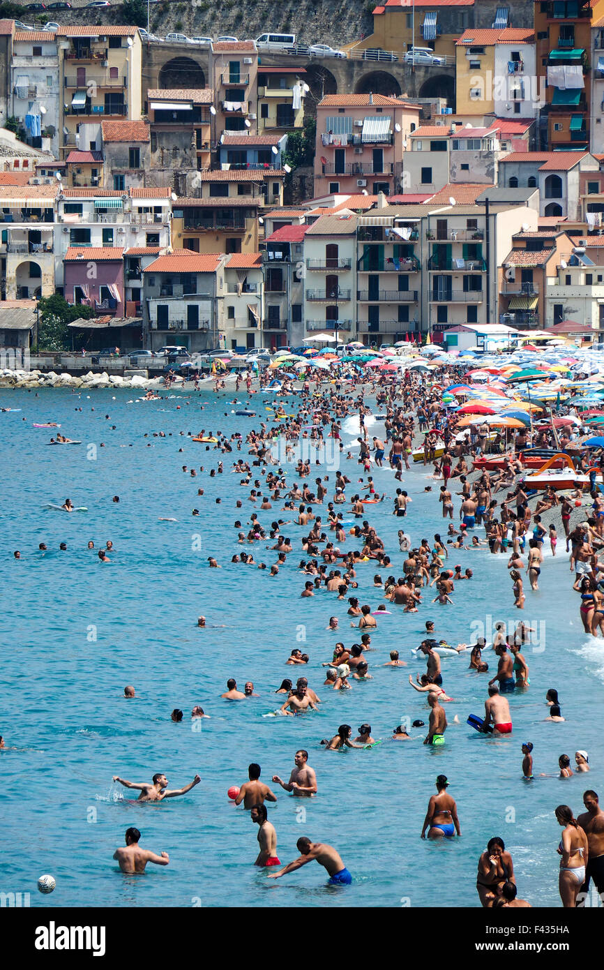 Frequentatori di spiaggia presso la popolare spiaggia di Scilla, Calabria Italia. Foto Stock