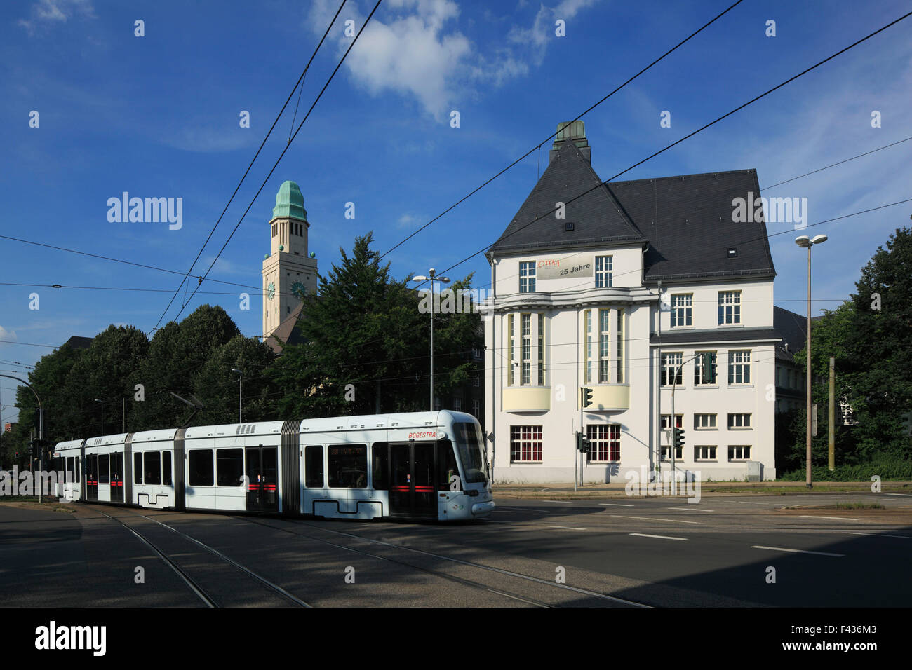 Strassenbahn der BOGESTRA vor dem Rathausturm und einer der Aussenstelle Gesamtschule Buer-Mitte in Gelsenkirchen-Buer, Ruhrgebiet, Nordrhein-Westfale Foto Stock