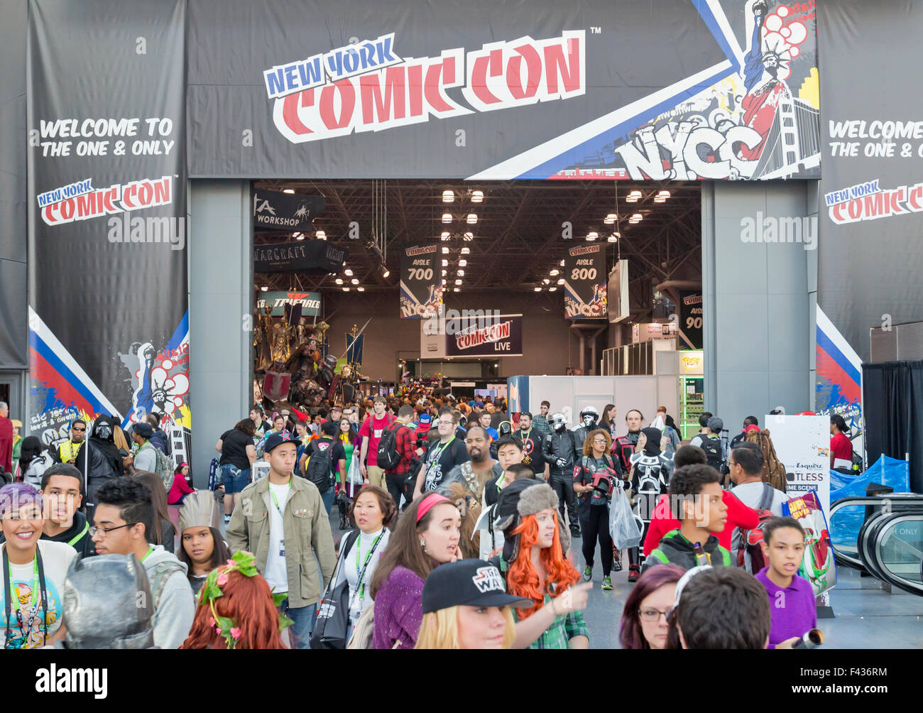 Una folla di visitatori e appassionati per la New York ComicCon di libro di fumetti e film convenzione. Foto Stock