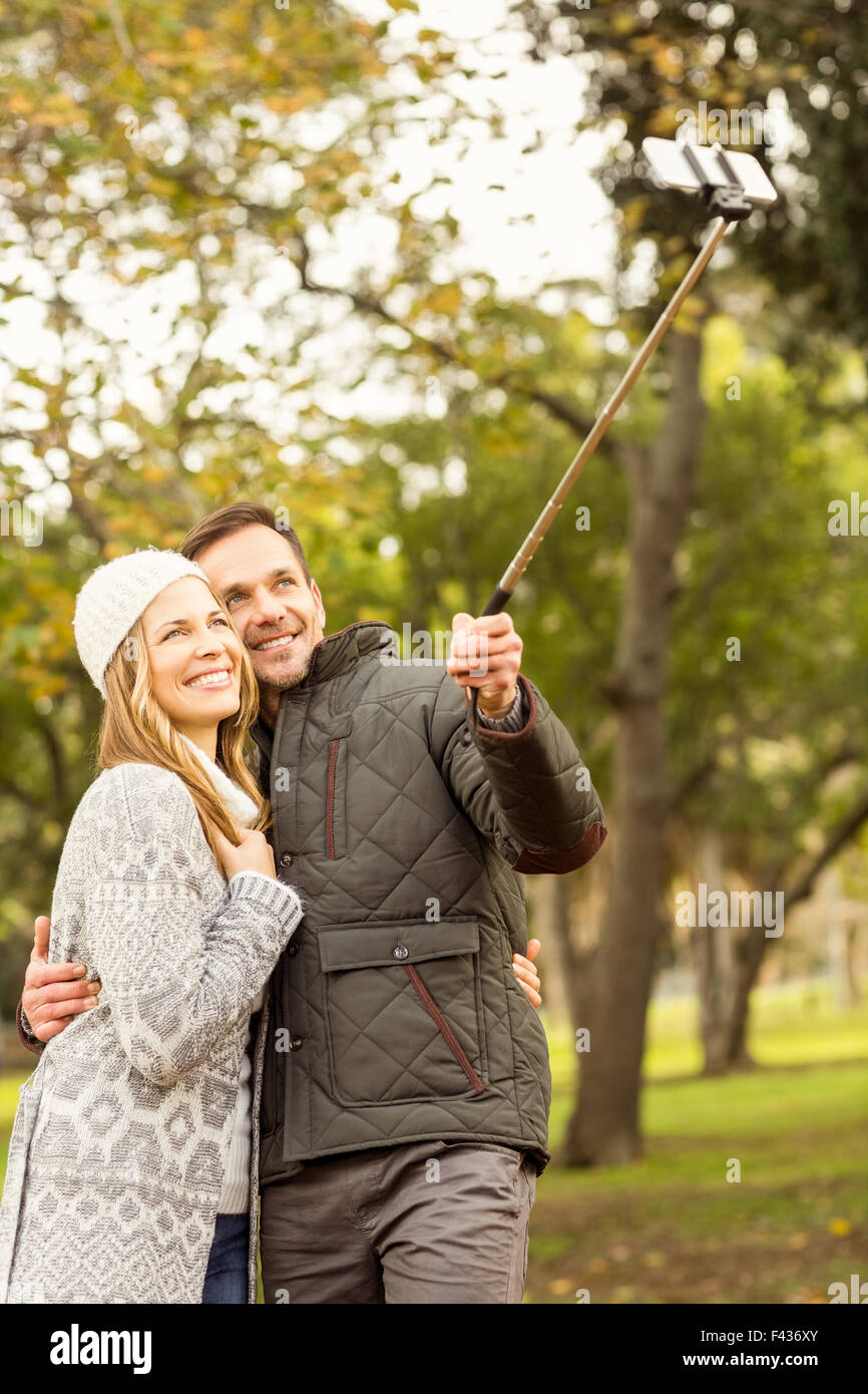 Sorridente coppia giovane tenendo selfies Foto Stock