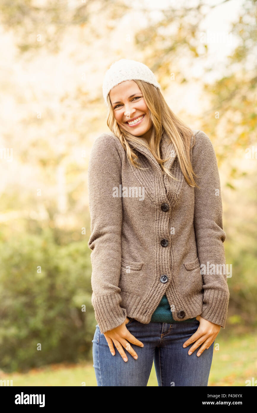 Sorridente donna graziosa con le mani in tasca Foto Stock