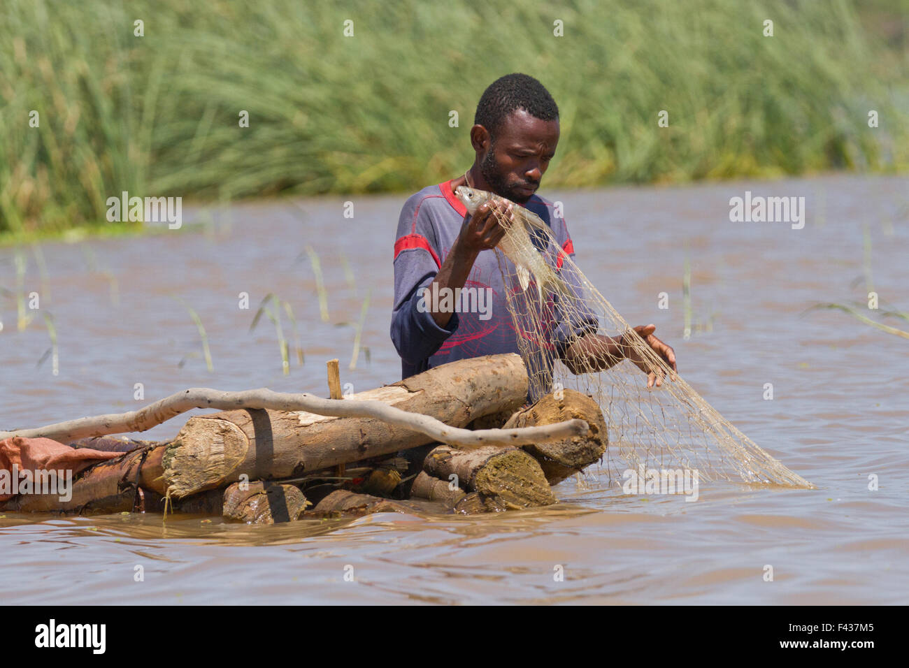 Africa, Etiopia, l'uomo la pesca nel fiume Foto Stock