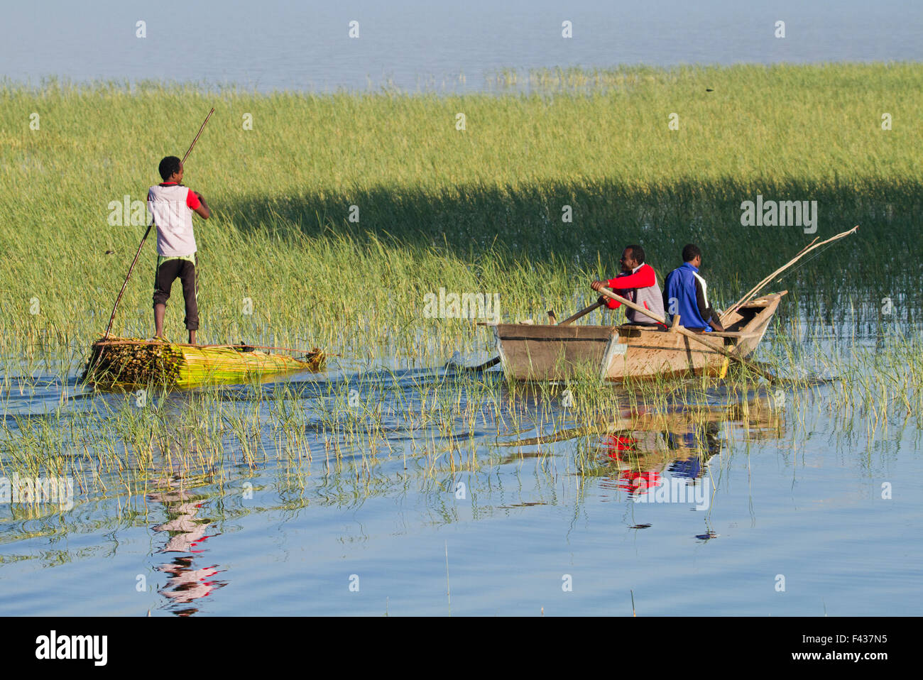 Africa, Etiopia, bambini pesci di fiume Foto Stock