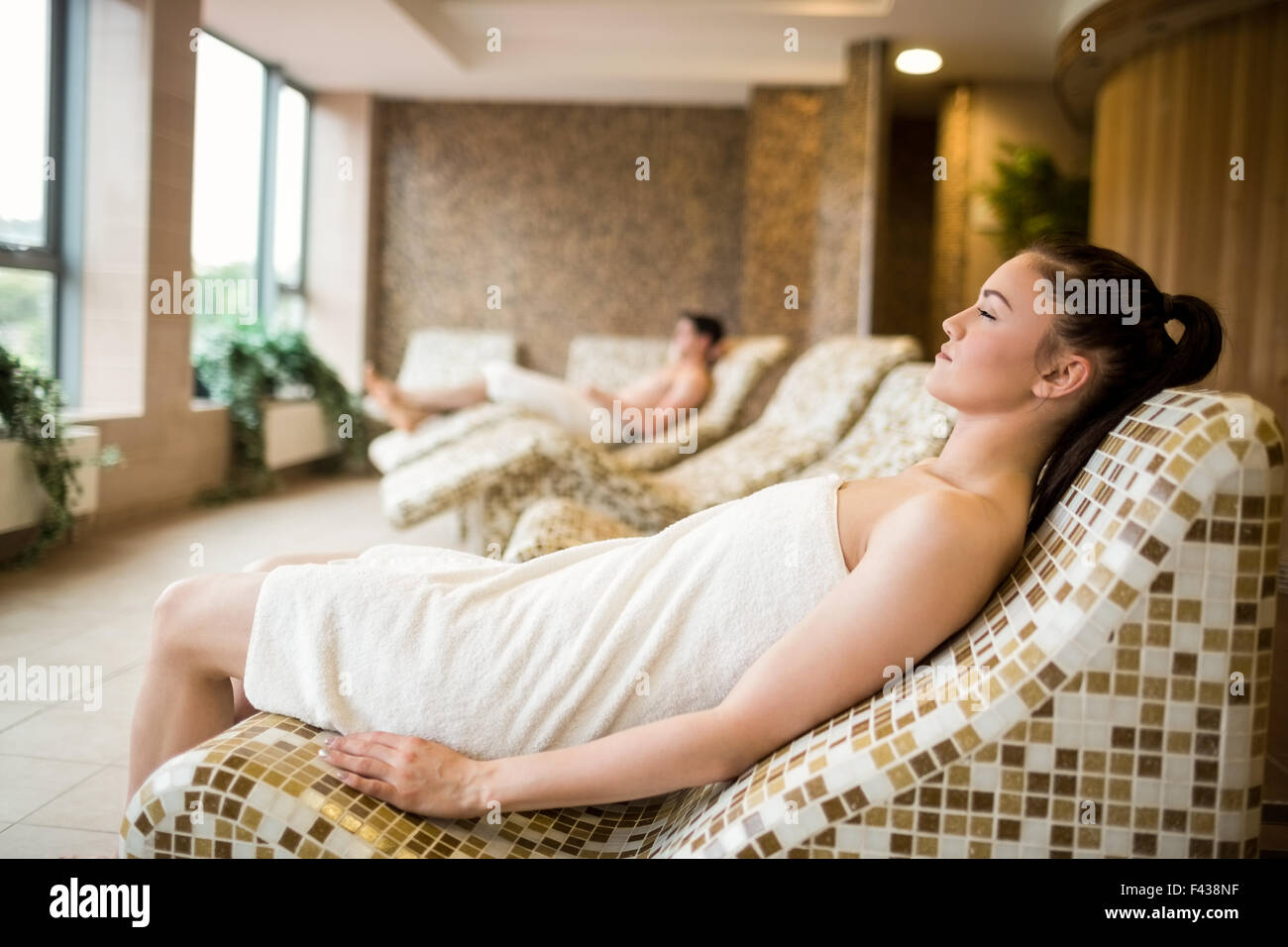 Giovane rilassante nella suite termale Foto Stock