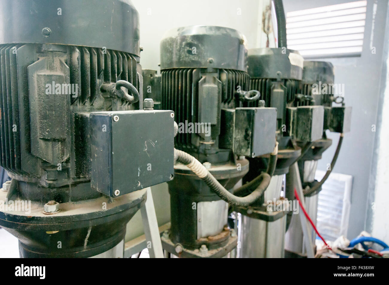 Camera della pompa - elettrico pompe di acqua in un impianto di trattamento delle acque Foto Stock