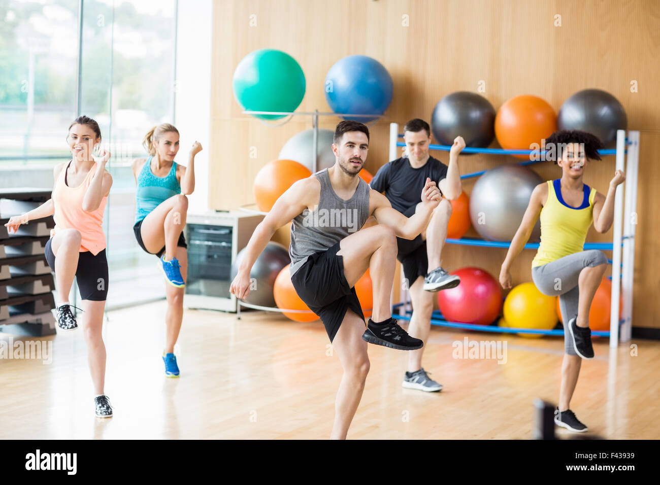 Lezione di fitness che esercitano in studio Foto Stock