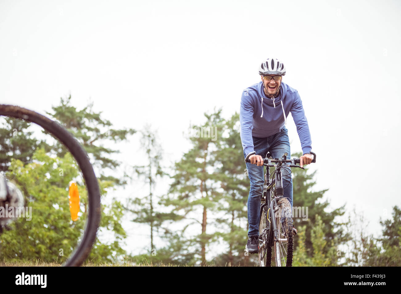 Coppia felice su una corsa in bicicletta Foto Stock