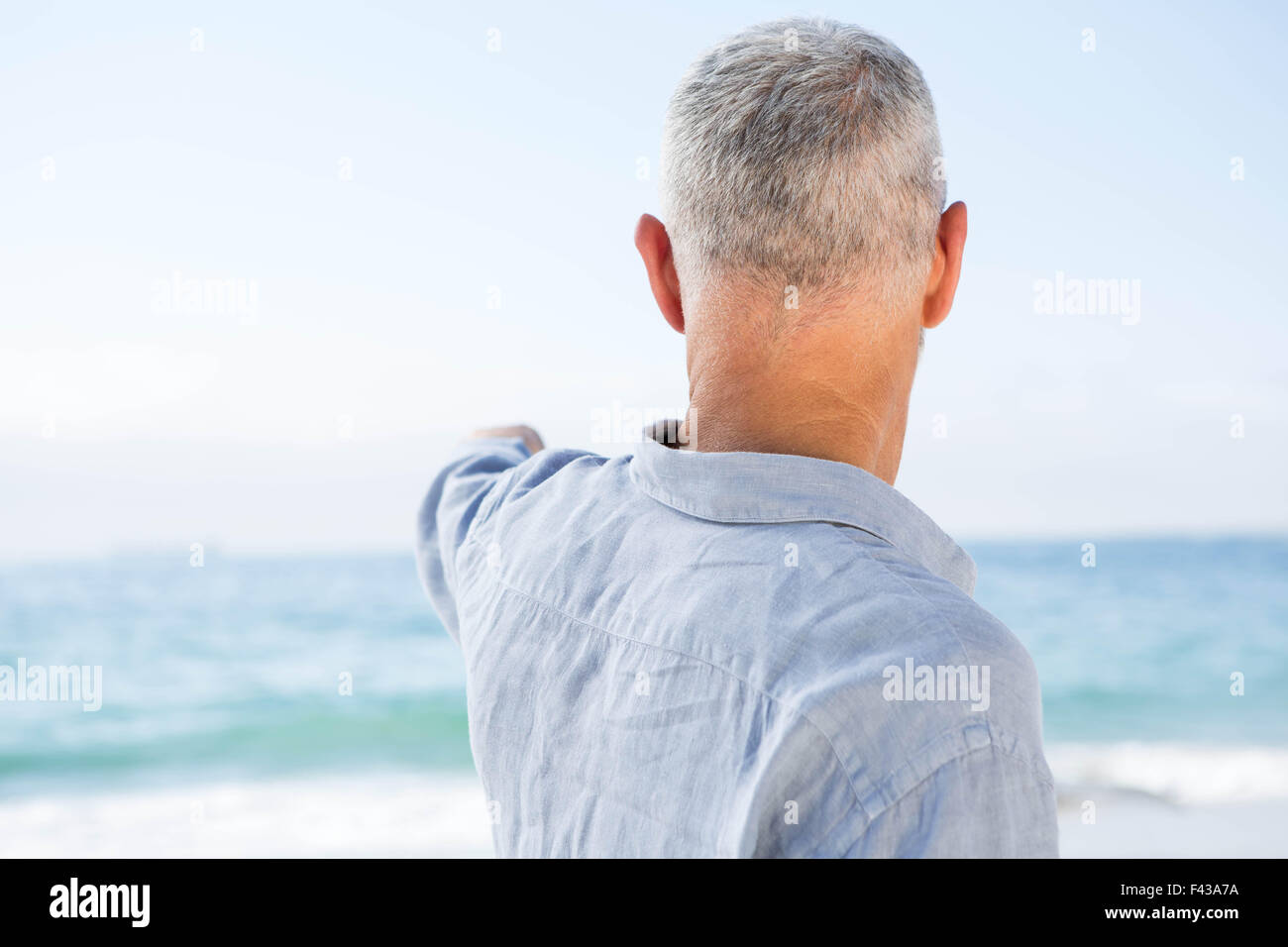 L'uomo qualcosa di puntamento Foto Stock