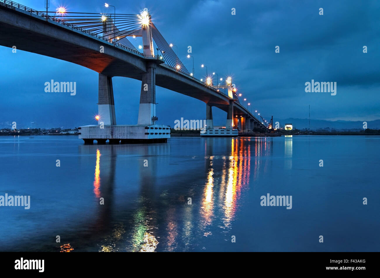 Il Sud Est asiatico,Filippine,Metro Cebu,Cebu,Marcello Fernan Bridge di notte Foto Stock