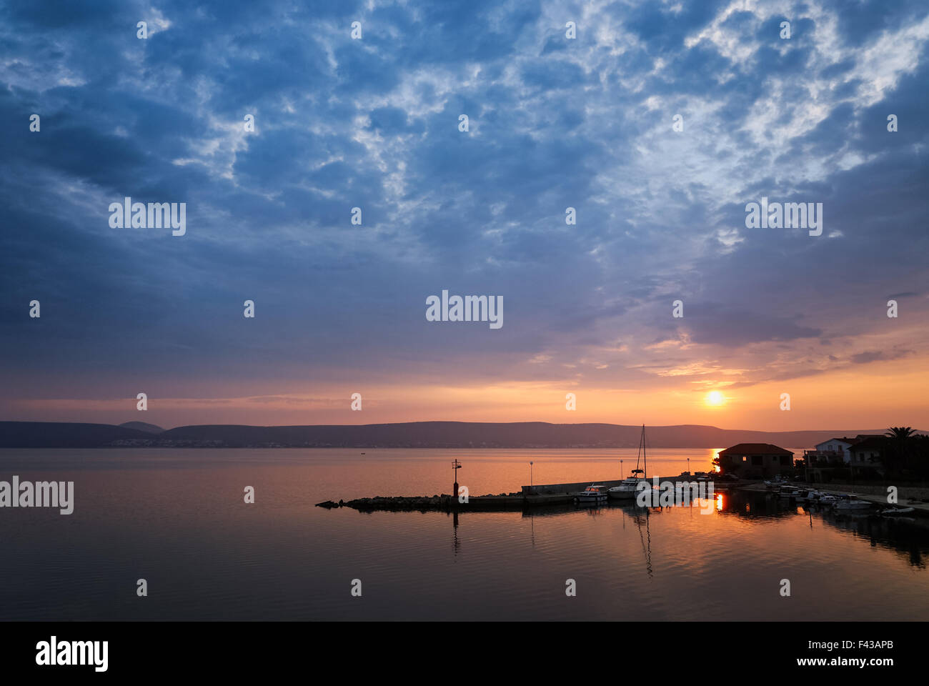 Sunrise in mare in Dalmazia Foto Stock