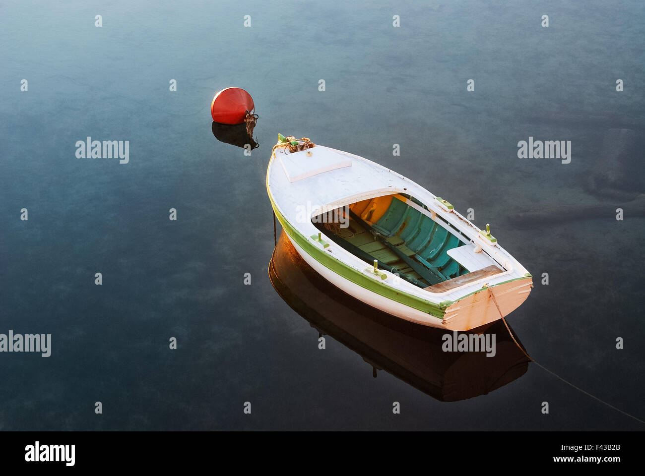 La barca a remi per la boa di porto Foto Stock