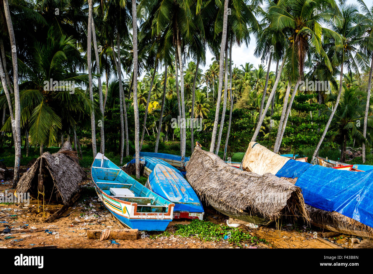 Barche da pesca tirata sulla spiaggia. Foto Stock