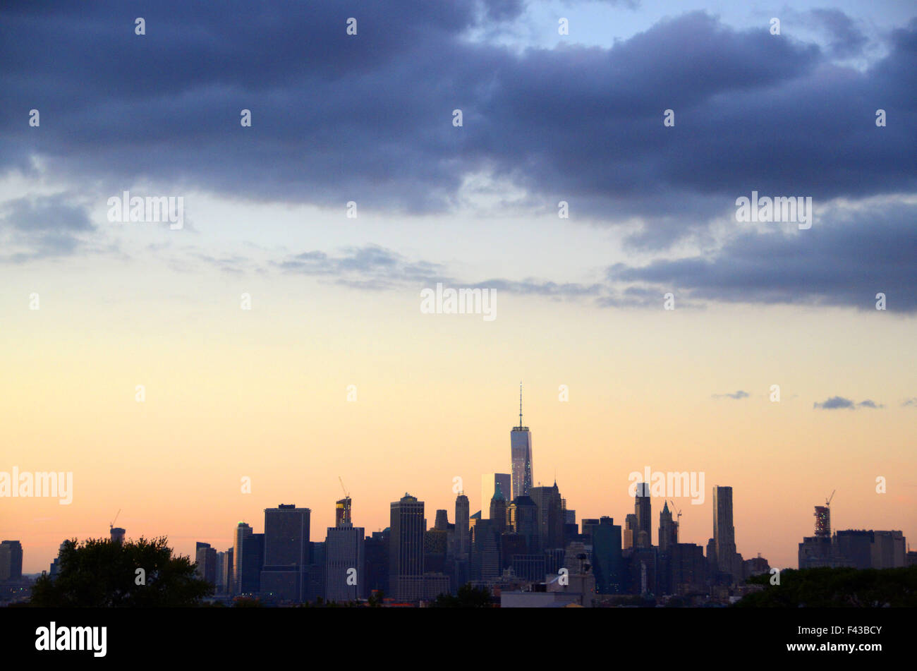 Red cieli di new york con il piano Foto Stock