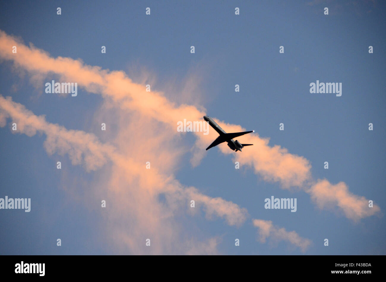 Red cieli di new york con il piano Foto Stock