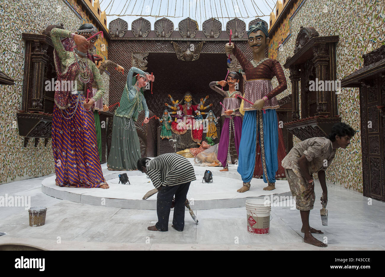 (151014) -- KOLKATA, Ottobre 14, 2015 (Xinhua) -- artisti indiani dare il tocco finale ad un ripiego pandal per la imminente Durga Puja festival in Kolkata, capitale dell'est lo stato indiano del Bengala Occidentale, il 14 ottobre 2015. Durga Puja, il più grande festival indù, comporta il culto della dea Durga che simboleggia la potenza e la vittoria del bene sul male nella mitologia induista. (Xinhua/Tumpa Mondal) Foto Stock