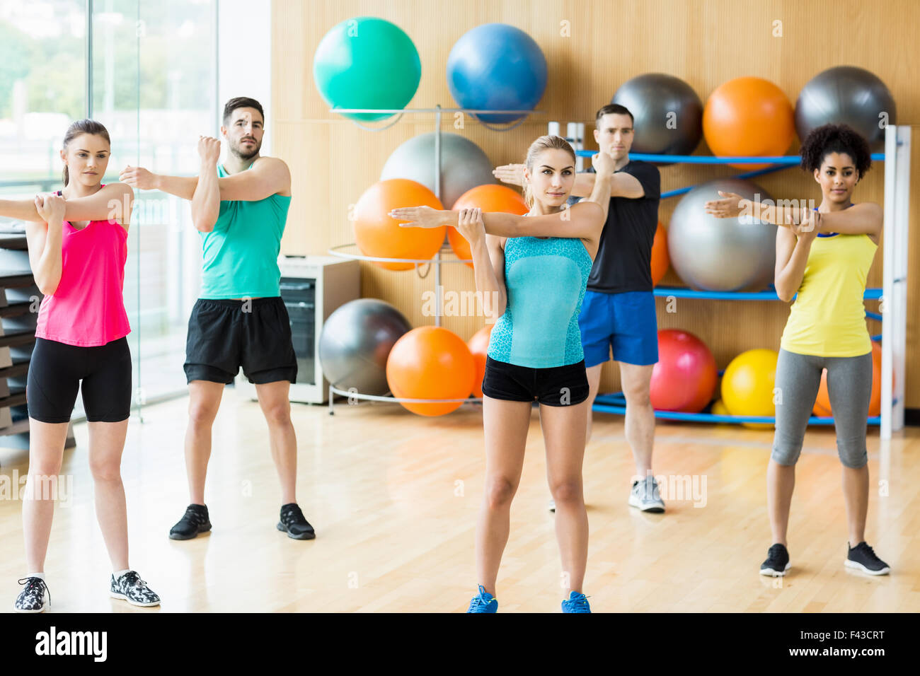 Lezione di fitness che esercitano in studio Foto Stock