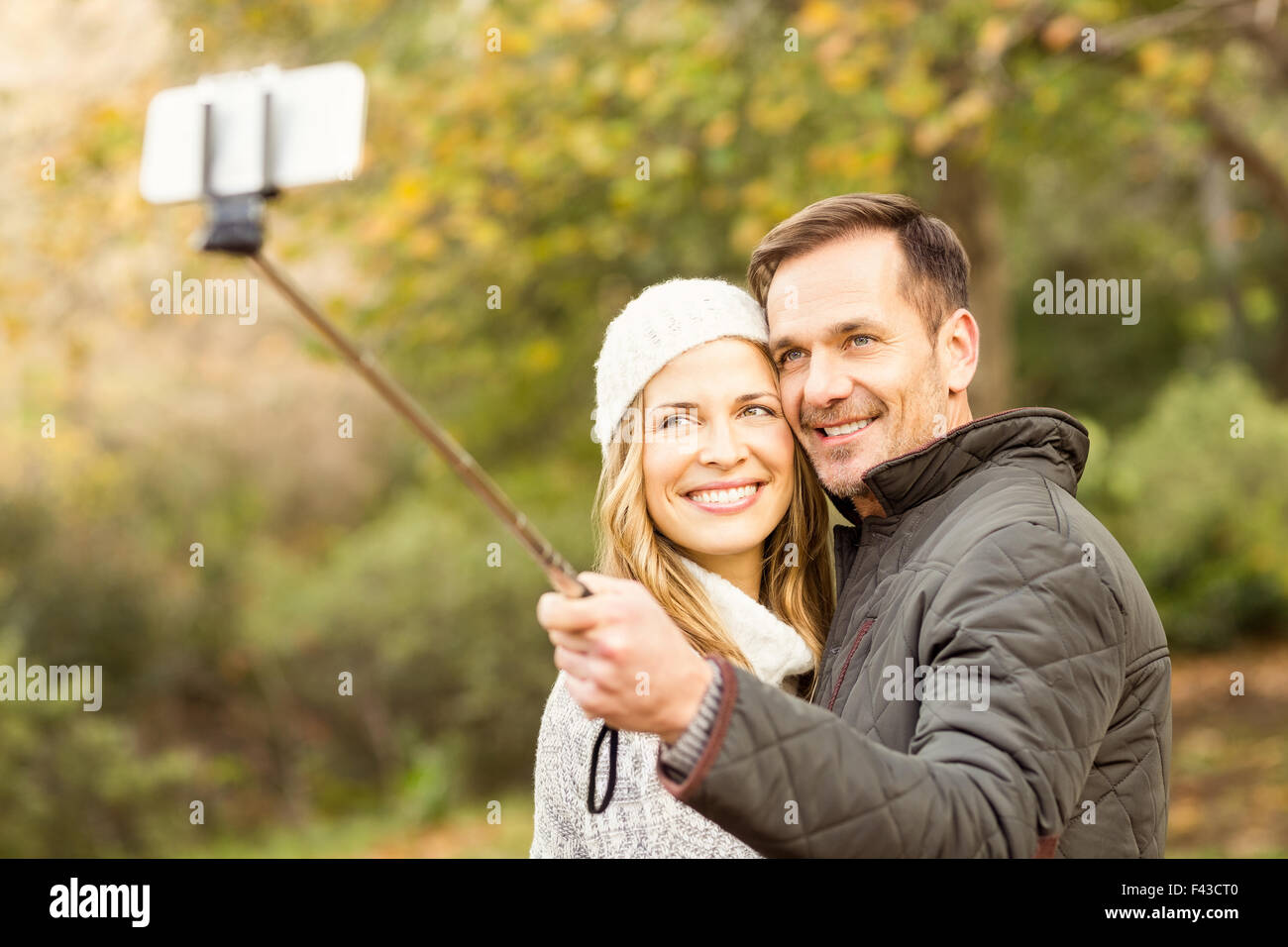 Sorridente coppia giovane tenendo selfies Foto Stock