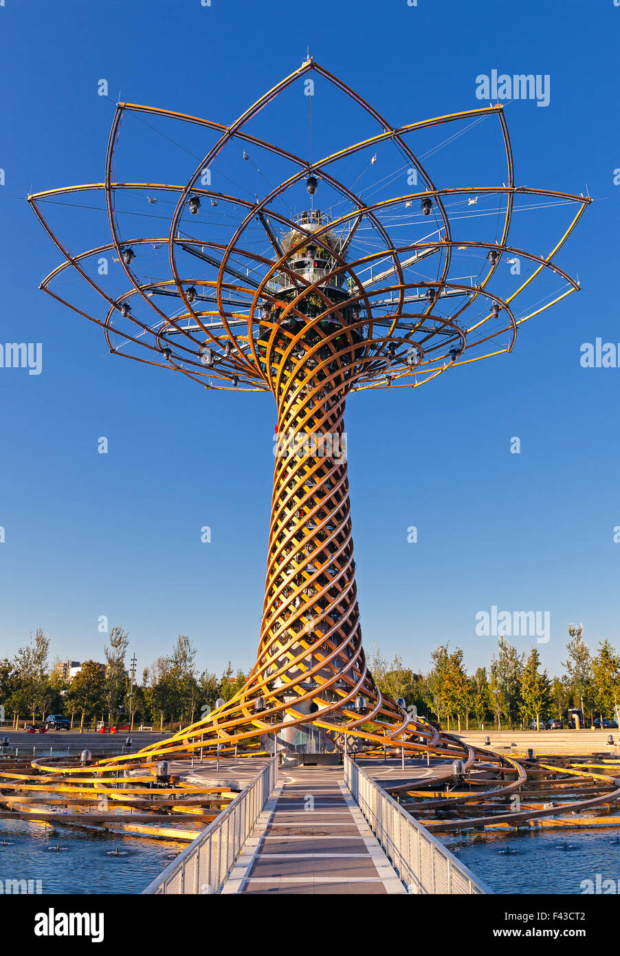 Milano, Italia - 30 agosto 2015: Albero della vita, icona dell'Expo 2015, l'edificio simboleggia il concetto di energia per alimentare il piano Foto Stock