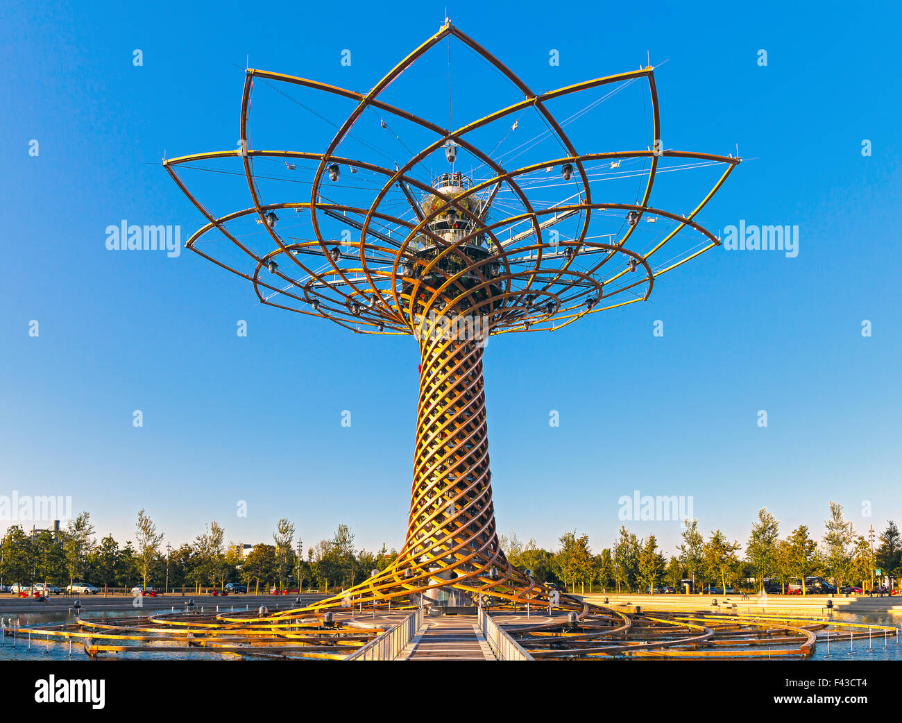 Milano, Italia - 30 agosto 2015: Albero della vita, icona dell'Expo 2015, l'edificio simboleggia il concetto di energia per alimentare il piano Foto Stock