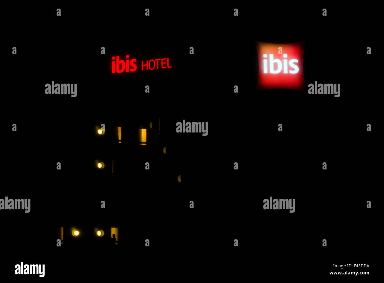 Il logo del Ibis hotel di notte Foto Stock