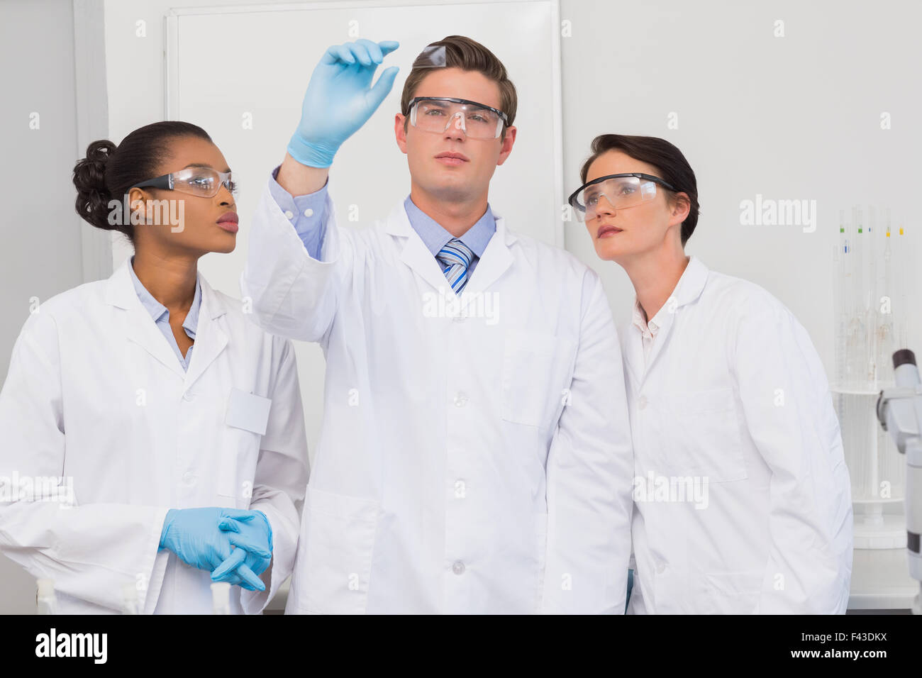 Gli scienziati guardando la sperimentazione Foto Stock