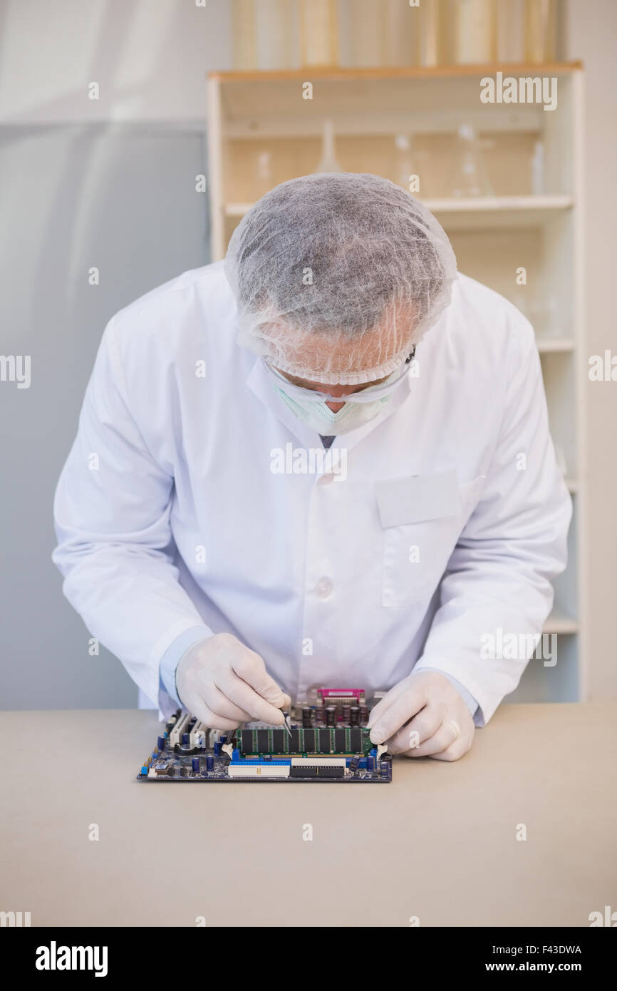 Ingegnere di lavoro sulla CPU guaste Foto Stock