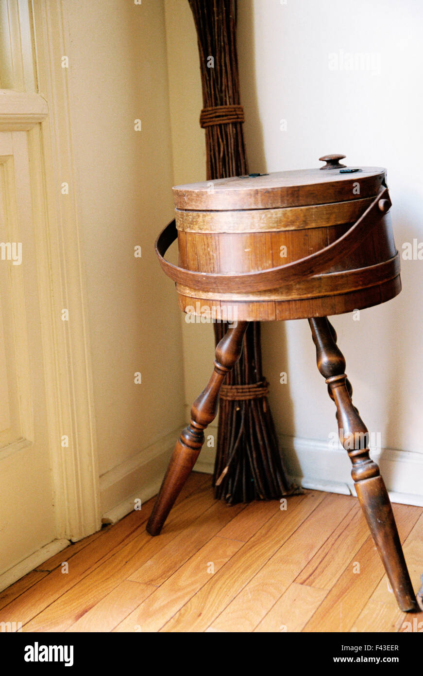 Un oggetto di antiquariato, a tre zampe casella di ghiaccio o il contenitore in un angolo di una stanza. Foto Stock
