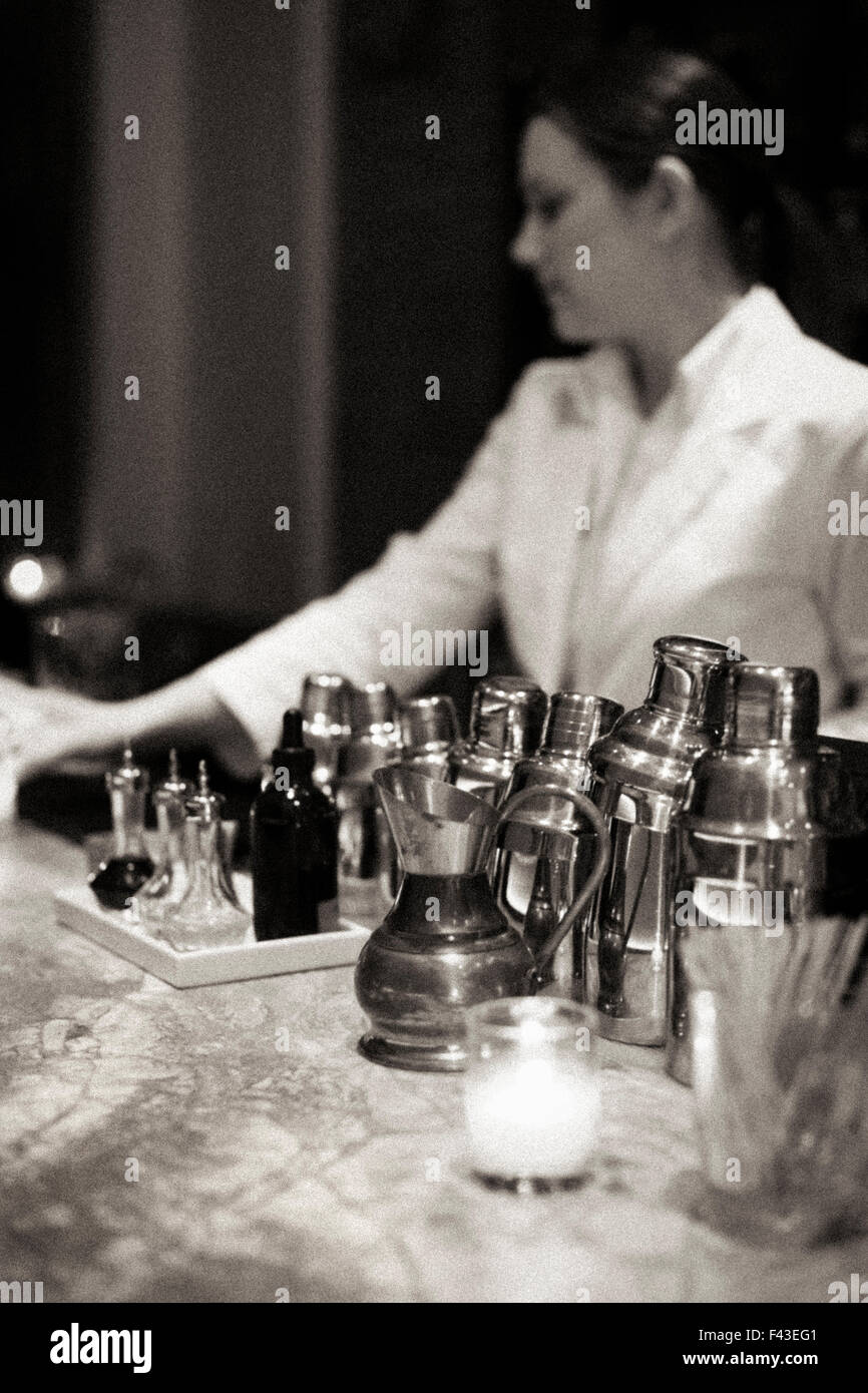 Giovane donna miscelare un cocktail a Piora ristorante di Manhattan il West Village. Immagine in bianco e nero. Foto Stock