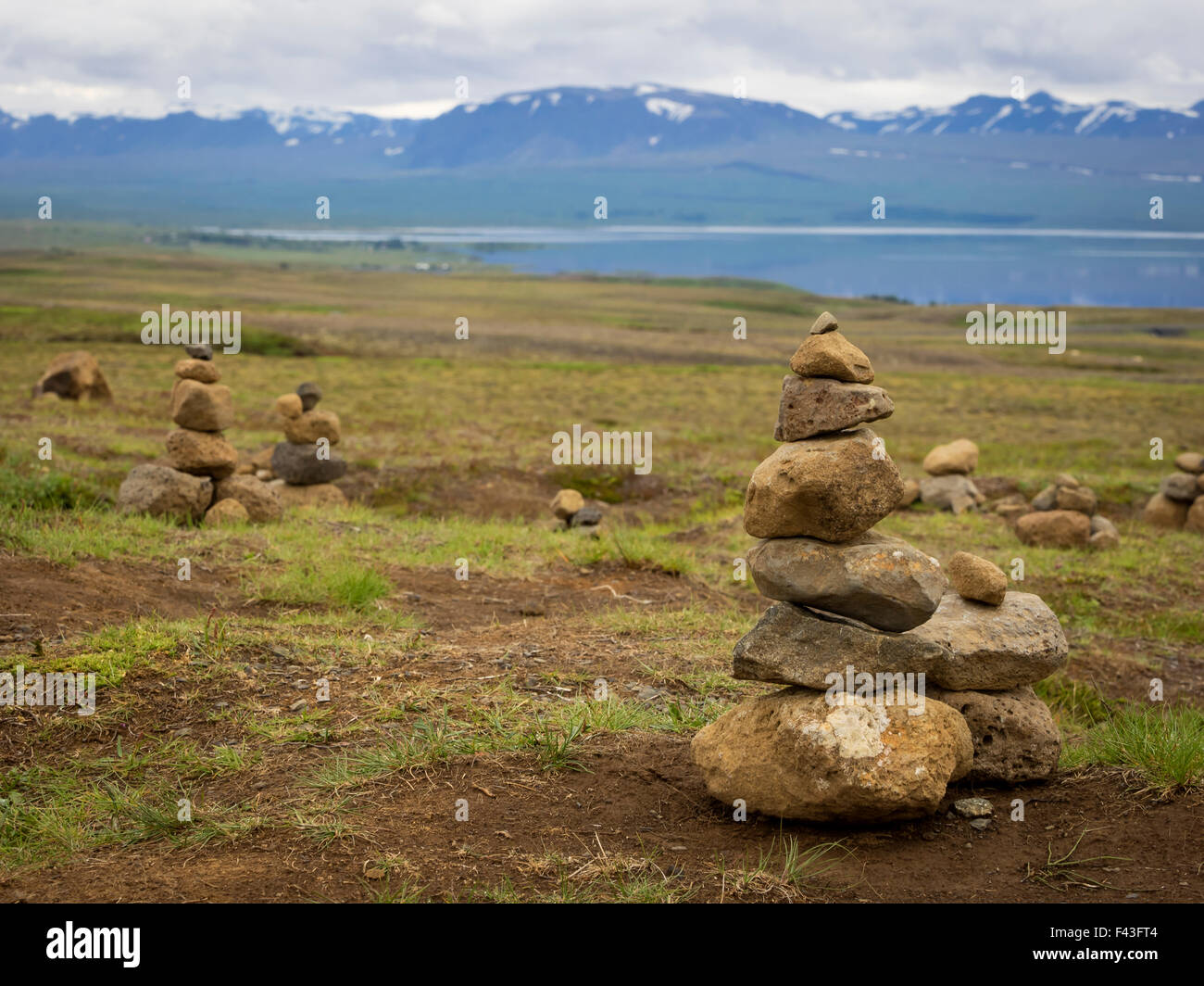 Più piccola pietra cairns, fatta da rocce di bilanciamento in una pila. Foto Stock