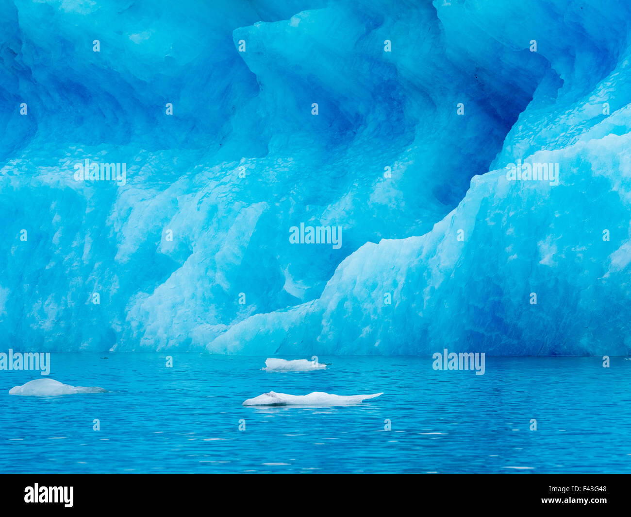 Il lago glaciale in corrispondenza della testa del ghiacciaio Breidamerkurjokull, in montagna con formazioni di ghiaccio e floes. Foto Stock