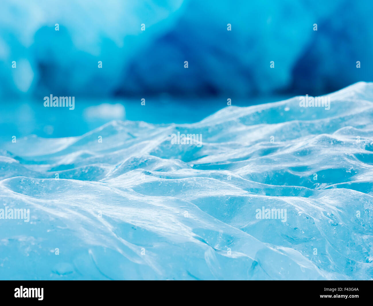 Il lago glaciale in corrispondenza della testa del ghiacciaio Breidamerkurjokull, in montagna con formazioni di ghiaccio e floes. Foto Stock