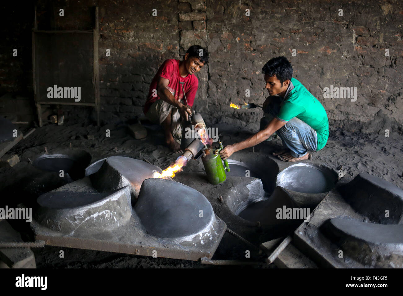 Dacca in Bangladesh. Xiv oct, 2015. Oct 14, 2015 - Dhaka, Bangladesh - ship building industry in Bangladesh diffondendo rapidamente in cui lavoratori di tutte le età a lavorare insieme. La condizione di lavoro qui è grave e non è adatto per tutti i bambini. Le condizioni sono caldi e spesso pericolosi. Anche per i lavoratori non uso minimo di protezione di sicurezza. Pertanto gli incidenti possono accadere molto frequentemente. I bambini che lavorano qui crescono senza istruzione che è stato che li conduce verso il futuro incerto. La ragione del lavoro minorile in tale pericolosa condizione di lavoro è di manodopera a basso costo e di povertà. Secondo bambino il diritto del lavoro Foto Stock