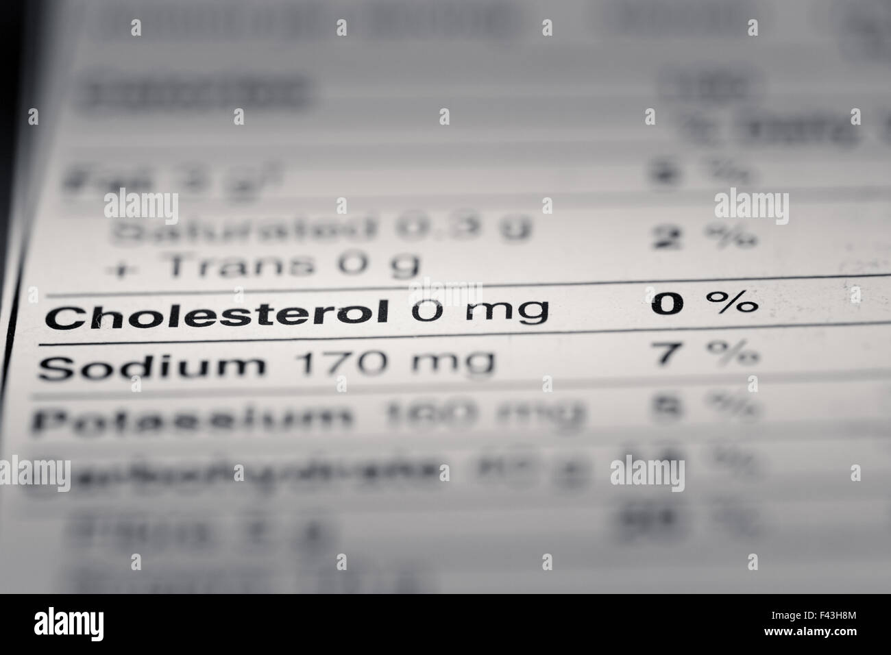 La profondità di campo di una immagine di fatti di nutrizione colesterolo informazioni che possiamo trovare su un negozio di alimentari prodotto. Foto Stock