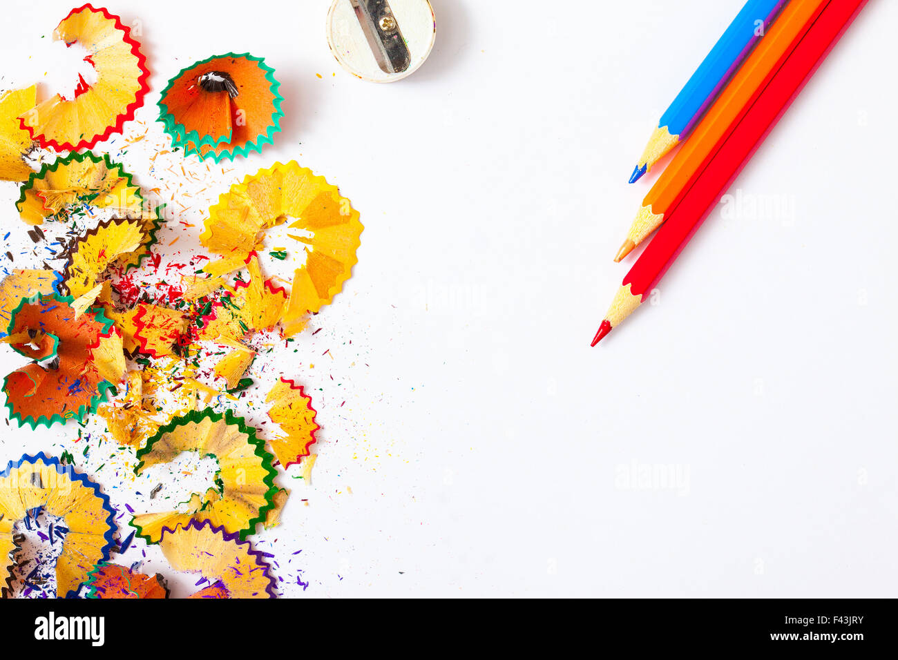 Matita colorata, trucioli e temperino Foto Stock
