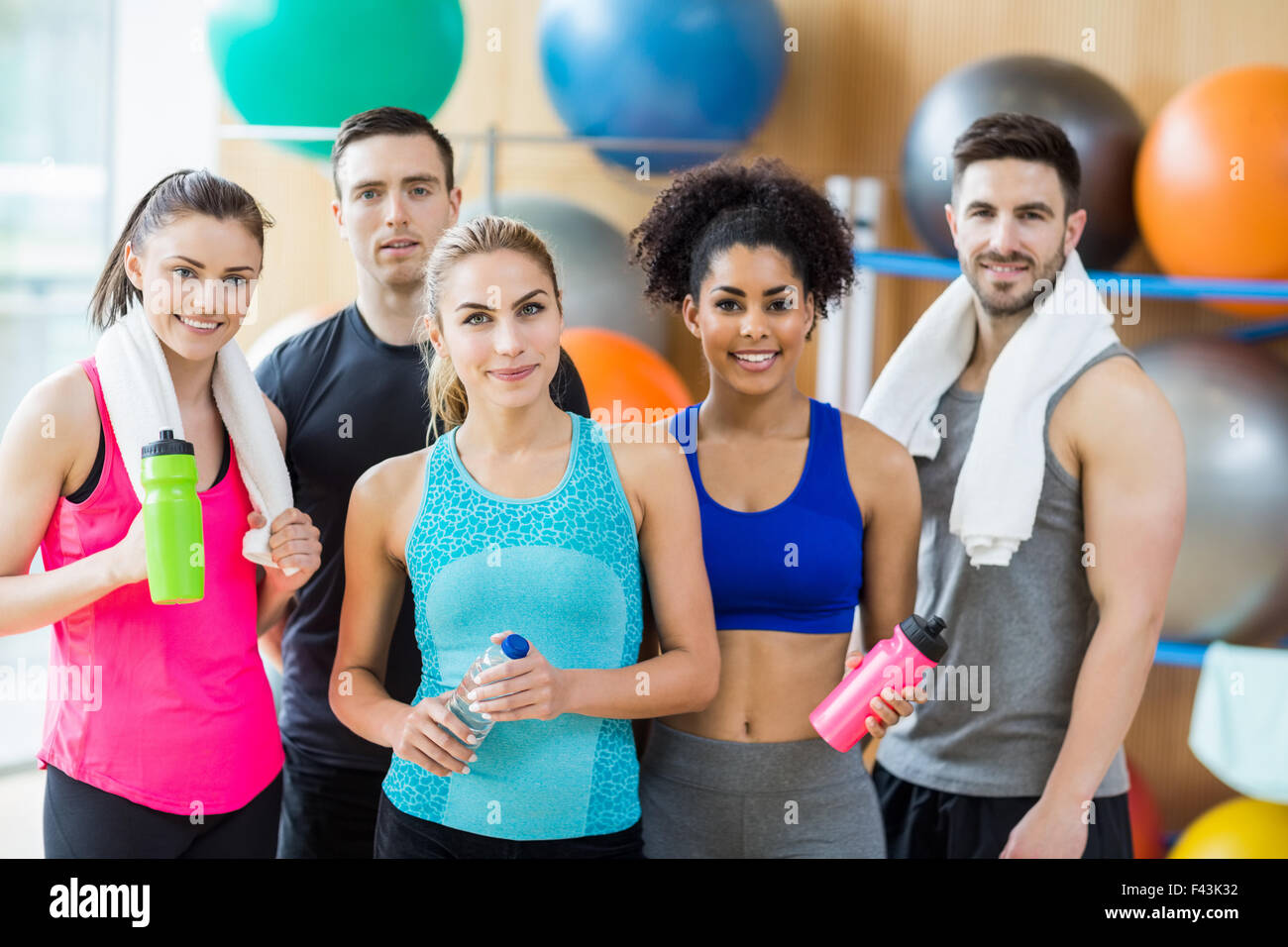 Lezione di fitness sorridente in telecamera in studio Foto Stock