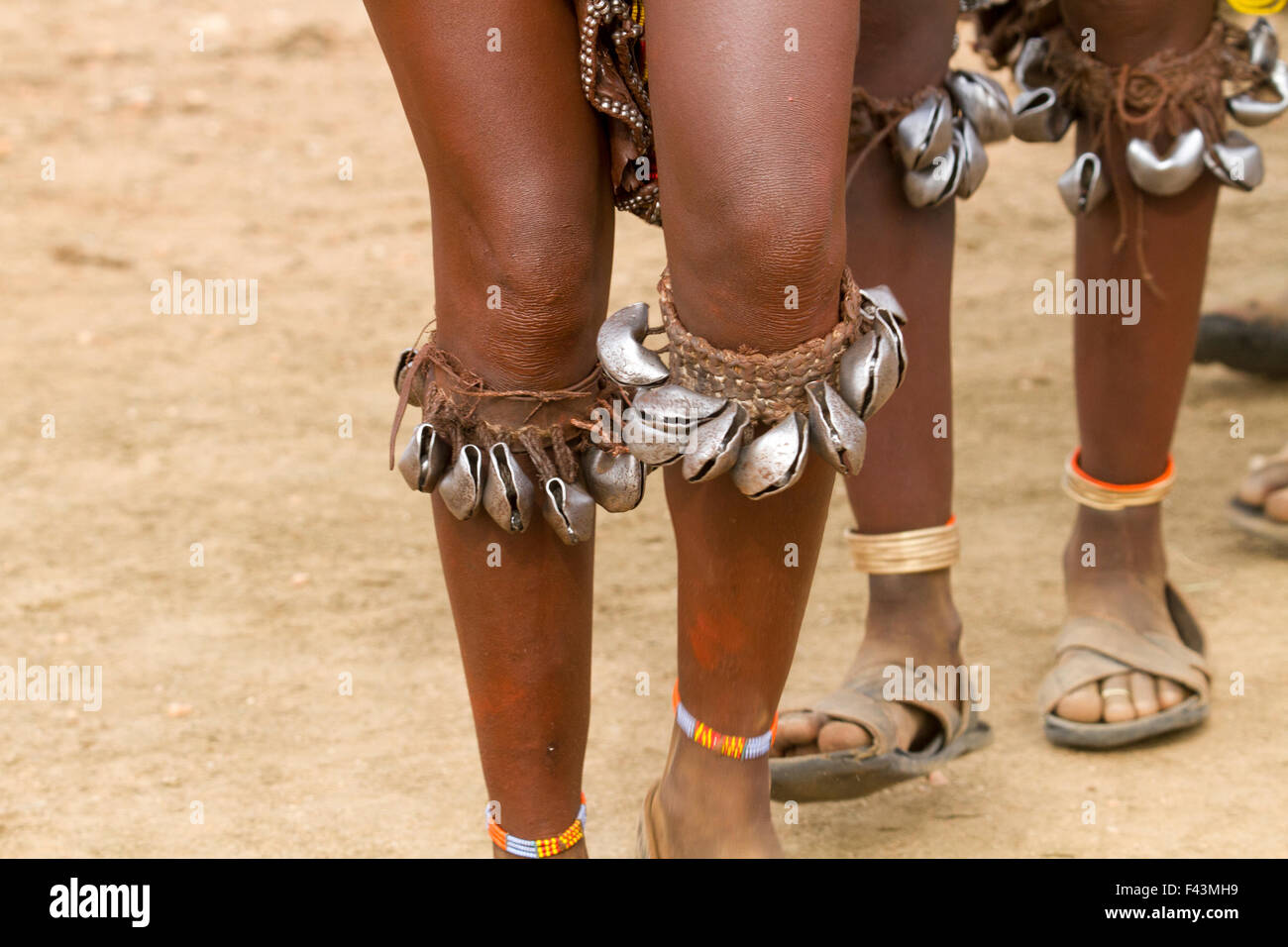 Piedi di Hamer le donne con le campane in una danza tribale Valle dell'Omo, Etiopia Foto Stock