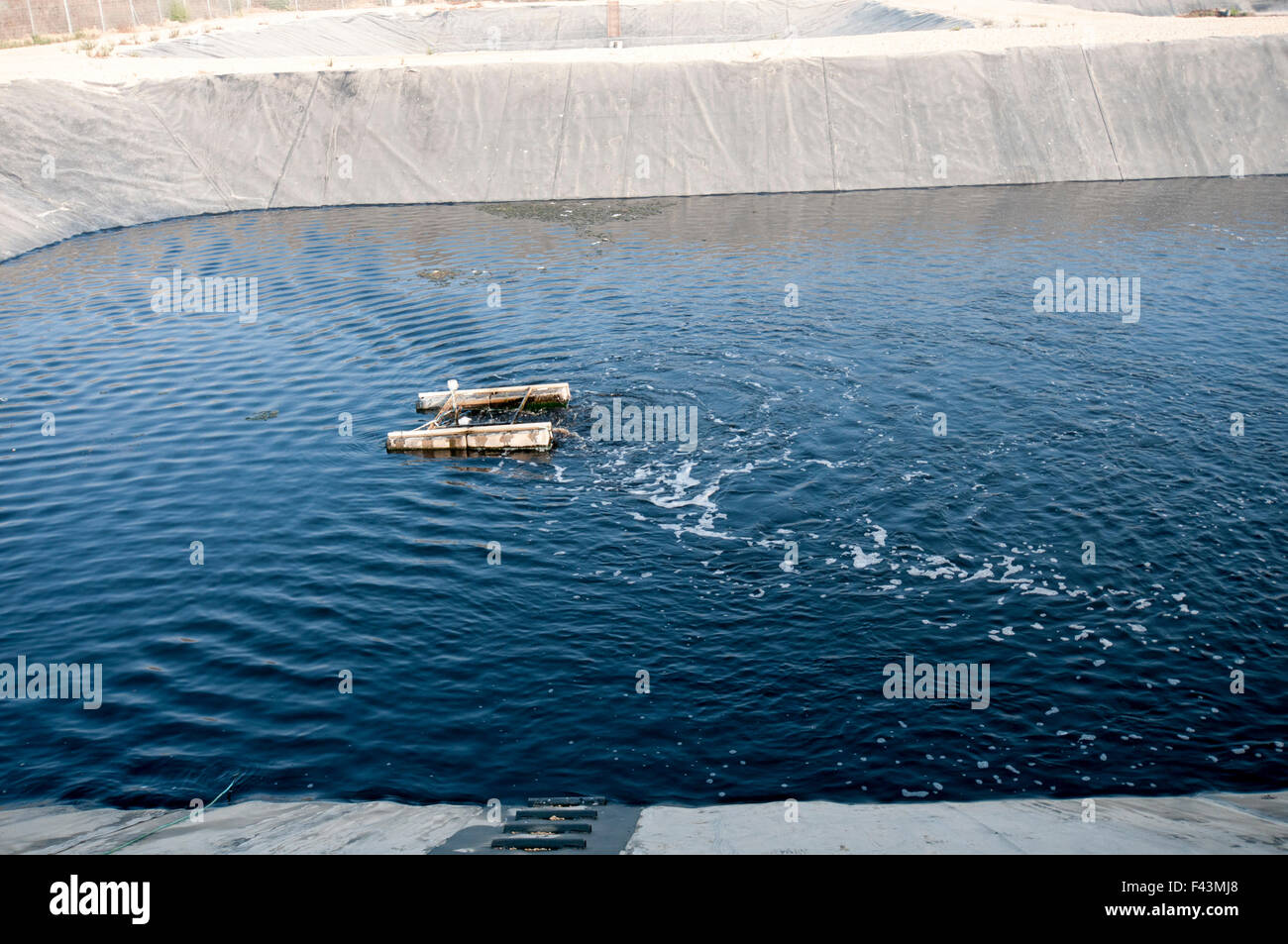 Rete fognaria impianto di trattamento. L'acqua trattata viene poi usato per irrigazione e uso agricolo. Fotografato vicino Hadera, Israe Foto Stock