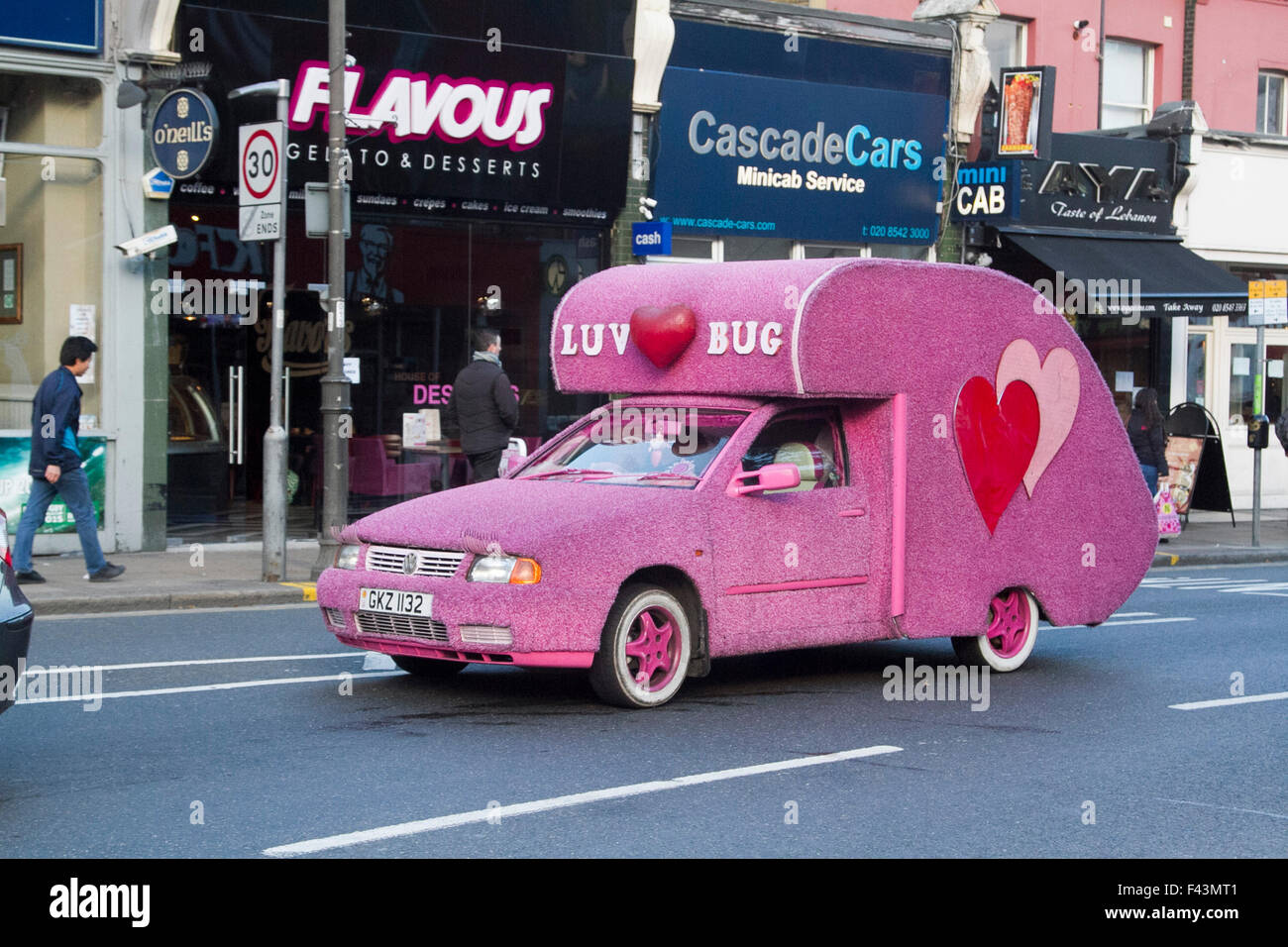 Wimbledon Londra,UK. Il 14 ottobre 2015. Una colorazione rosa auto convertite in photobooth che viene utilizzato per i compleanni matrimoni, eventi aziendali o di carità è chiazzato a Wimbledon town center Credito: amer ghazzal/Alamy Live News Foto Stock