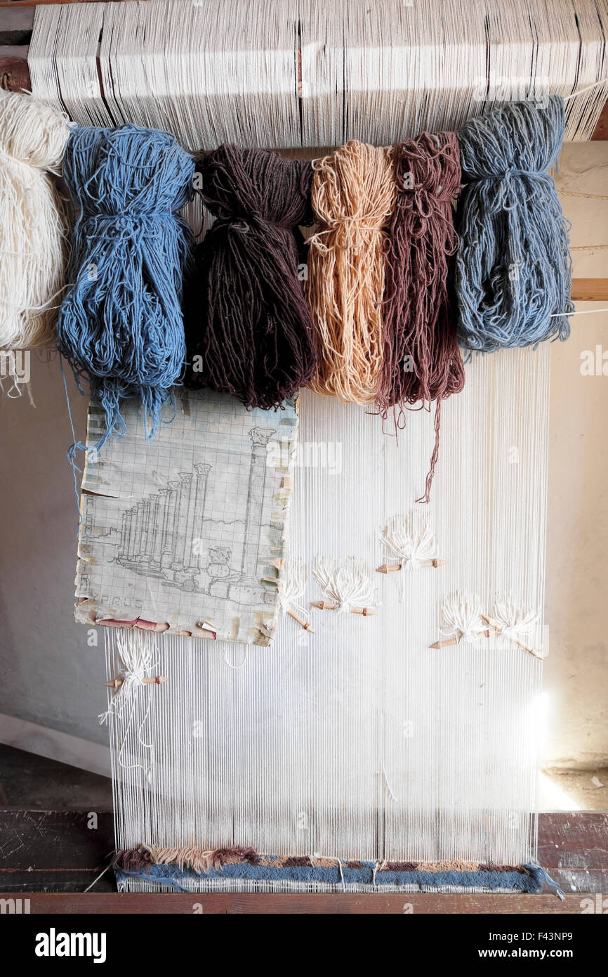 In matasse di mano tinto di lana su un tappeto telaio di tessitura in negozio a San Barnaba Icona e Museo Archeologico di Salamina, Cipro Nord KATHY DEWITT Foto Stock
