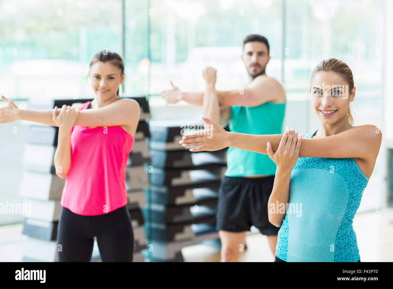 Lezione di fitness che esercitano in studio Foto Stock