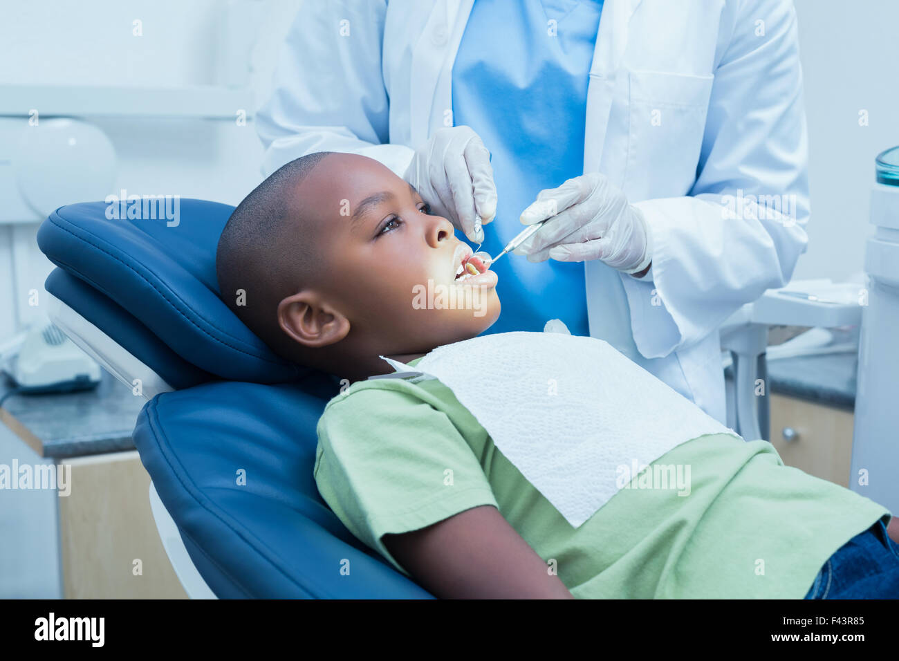 Ragazzo avente i suoi denti esaminati dal dentista Foto Stock